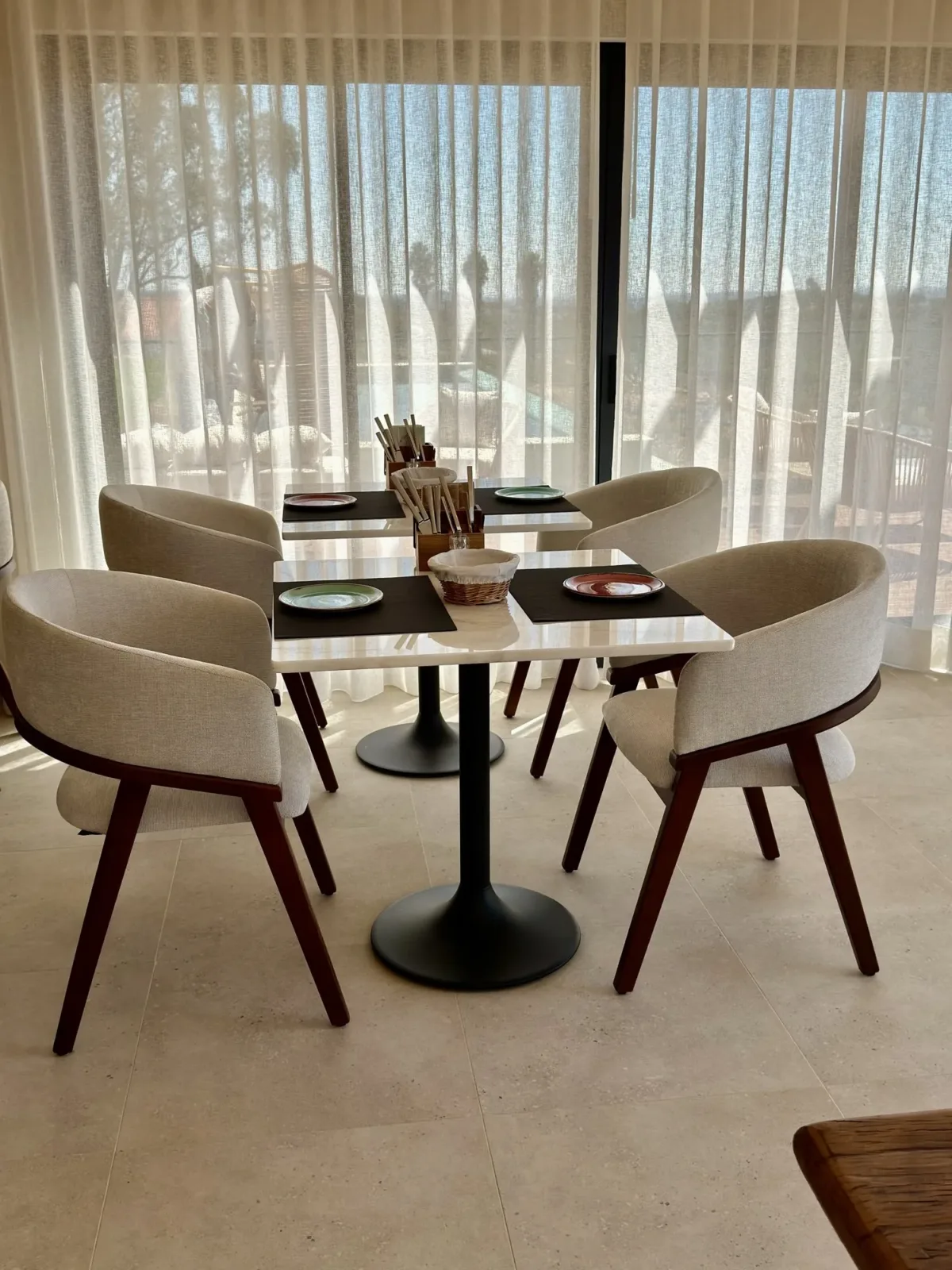 Breakfast room with marble tables and upholstered chairs
