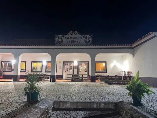 Courtyard entrance of O Broa lit at night